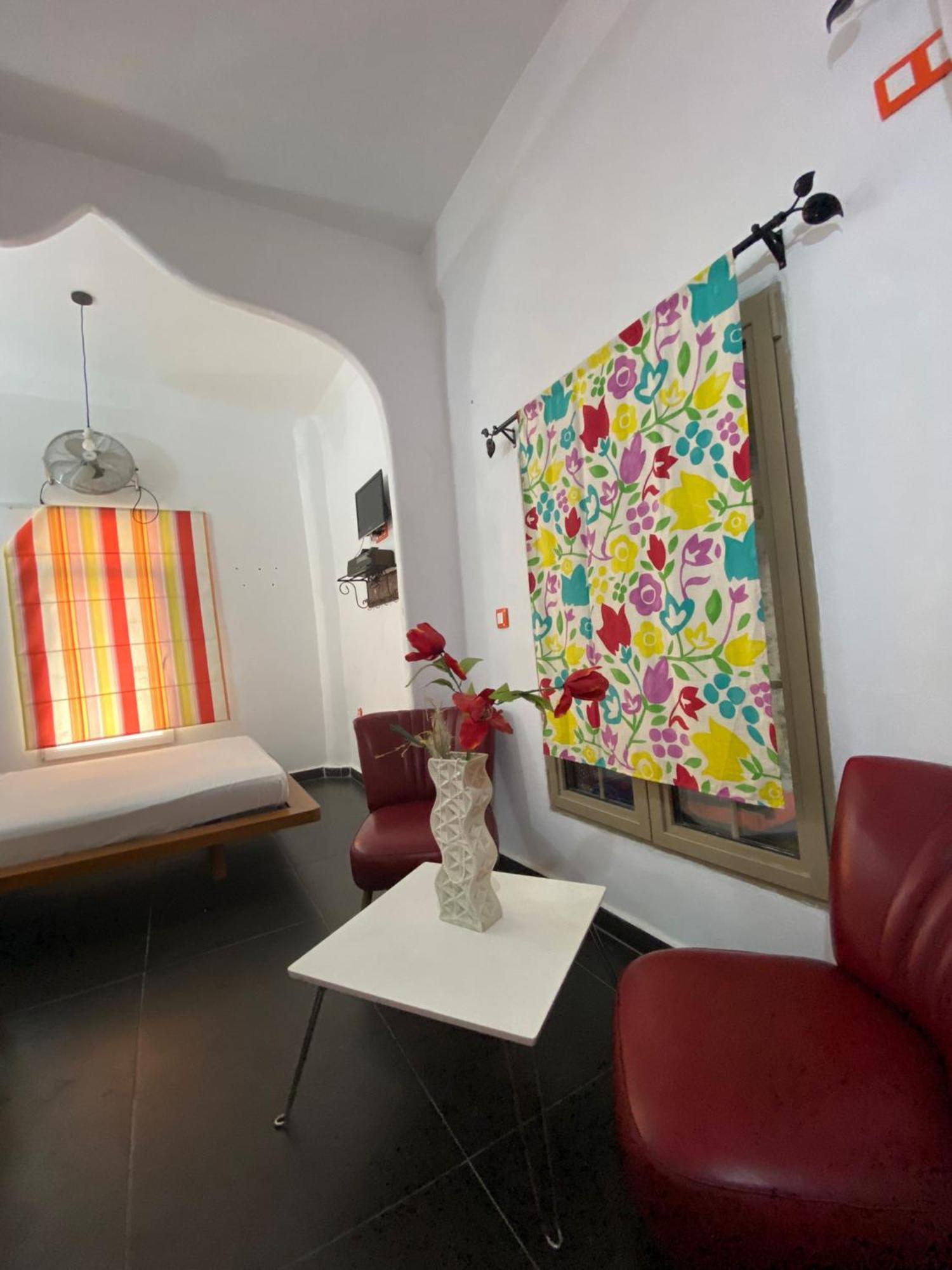 Hostal Valencia - Private Room With Bathroom Чефчауен Екстериор снимка
